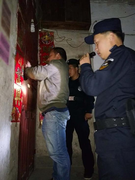 蔗香乡粗心妈妈误将幼女锁家中 