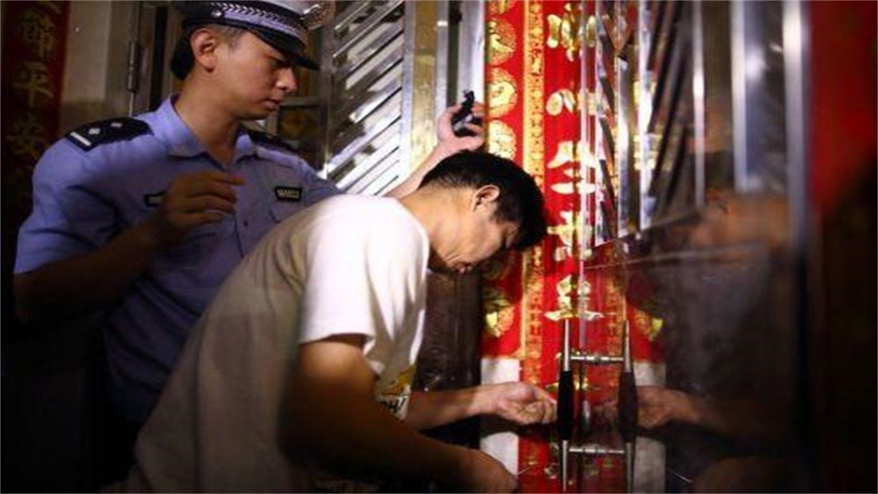 蔗香乡请开锁师傅开了锁后，师傅